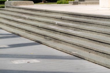 Açık hava alanlarını geliştiren beton adımların yapılandırılmış güzelliğini keşfedin.