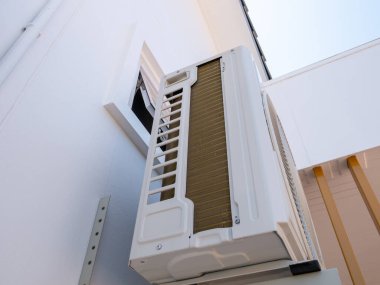 Bu resim, kentsel ortamlarda enerji verimliliğini vurgulayan bir bina kurulumunu gösteriyor.