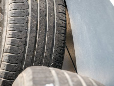 Araç lastiklerinin güvenlik kontrolü için durumlarını vurgulayan bir oto tamirhanesindeki yakın çekim görüntüsü.