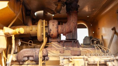 Bir atölye ortamında endüstriyel makine bakımının karmaşık detaylarını araştırın.