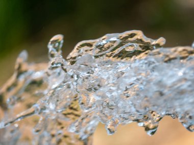 Suyun canlı bir yakın çekimi doğanın hareketli enerjisini ve güzelliğini yansıtıyor..