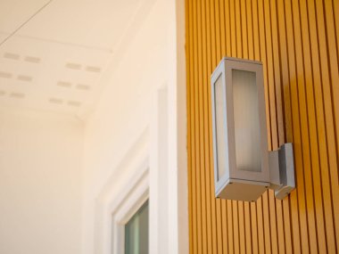 Gösterişli modern bir aydınlatma bir evin dış görünüşüne zarafet katar. Minimalist tasarım ve mimari güzellik..