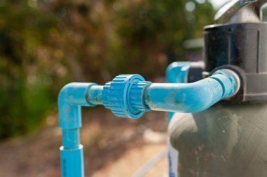 Verimlilik için konut geliştirme amaçlı su borusu kurulumunun ayrıntılı bir görüntüsü.