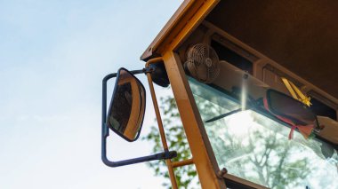 Hareketli bir şantiyede ağır makinelerin karmaşık detaylarını göstermek.