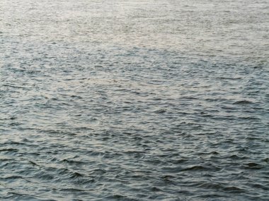 Sakin okyanus dalgaları kıyıda doğa sakin sular havadan manzara sakin atmosfer