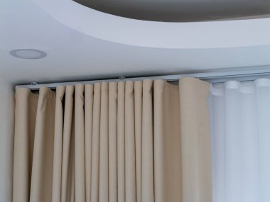 Perdeler ve modern iç mekandaki doğal ışık rahat atmosfer üst görünüm sükuneti