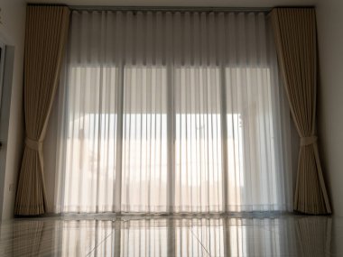 Zarif perdeler modern minimalist evde yumuşak bir atmosfer yaratır.