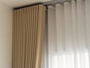 Perdeler ve katıksız perdeler modern ev içi rahat yaşam alanı minimalist tasarım doğal ışık