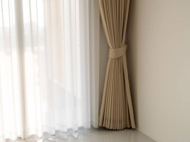 Modern iç mekanın zarif perdelerinden doğal ışık akıyor.