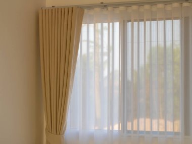 Günışığı perdeleri modern oda minimalist, berrak, berrak atmosferde bir pencereyi süslüyor.
