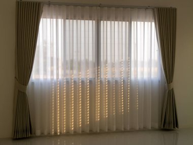 Modern apartmandaki doğal ışık. Yüksek bir bakış açısıyla sakin iç tasarım.