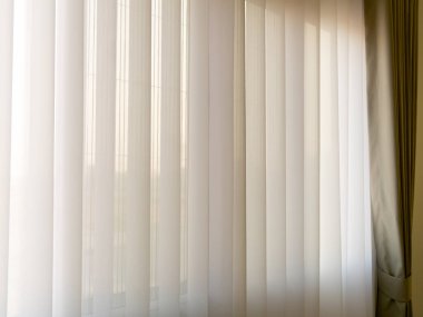 Günümüz iç kısımlarında huzur. Sabah ışığını filtreleyen perdelerle güçlendirilmiş rahat alanlar.