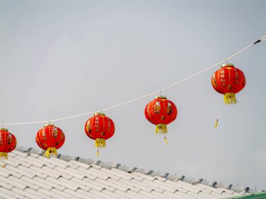 Fener festivali şehrin sokaklarını kutluyor. Kültürel etkinlik akşam gökyüzü canlı dekorasyonu.