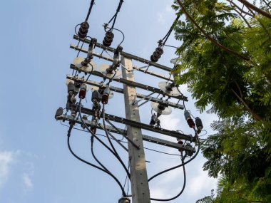 Kentsel elektrik hizmetleri altyapı kurulumuna genel bakış Gün ışığı düşük açılı çekim