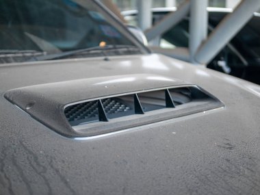 Detaylı otomotiv atölyesinde performans konsepti motor kaputu atlatma