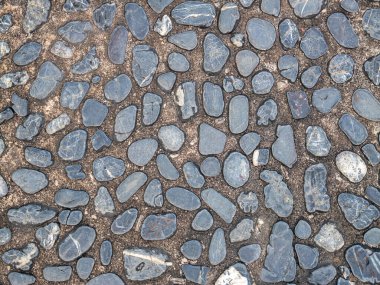 Taş çakıl taşlarının yakın çekimi doğal estetikte zemin yüzeyini şekillendirdi