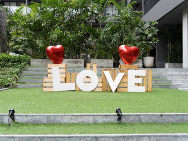 Canlı bir açık hava gösterisi aşk temalı dekorasyonlar gösterişli bir şehir ortamı.