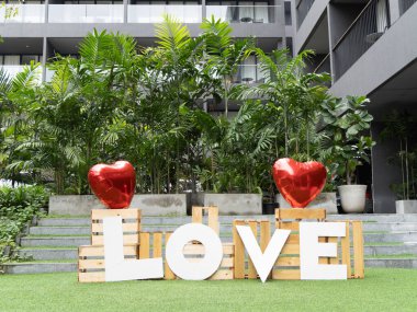 İçinde aşk mektupları ve kalp balonları olan romantik bir açık hava düzeneği. Kutlamalar için mükemmel..
