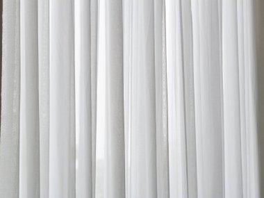 Güzel beyaz perdeler, yumuşak ışık ve zarafetle iç mekanları geliştiren sakin bir atmosfer yaratır..