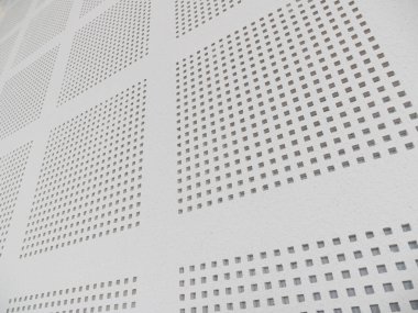 Bu resim beyaz duvar desenlerinin soyut bir tasarımını gösteriyor. Kapalı alan minimalisti..