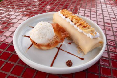 Neşeli bir açık hava dondurma ve tatlı gösterisine katılın güneşli kutlamalar için mükemmel.