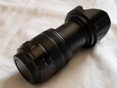 Bir kamera merceğinin karmaşık tasarımı ve zanaatkarlığını araştırın. Bir stüdyo ayarı..