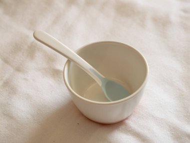 Basit bir kase ve kaşık seti minimalist bir yemek deneyimi yaratır..