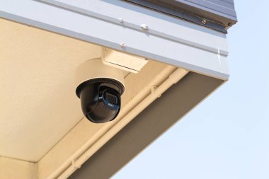 Şehir teknolojisi sergilenen bir binaya yerleştirilmiş bir güvenlik kamerası görüntüsü..