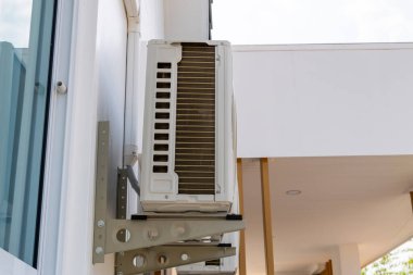 Konut ortamında bir havalandırma ünitesinin detaylı kurulumunu araştırın.