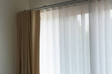 Zarif perdelerle güçlendirilmiş modern bir odanın dingin atmosferini keşfedin..