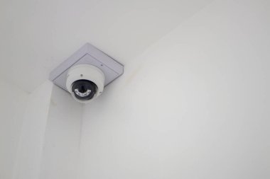 Güvenliği arttırmak ve gözetlemek için bir ofise yerleştirilen güvenliğe ayrıntılı bir bakış.