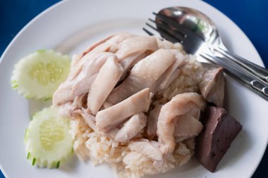 Lezzetli hainanese tavuğunun, pilavının, leziz tavuğun ve mis kokulu pirincin tadını çıkar..