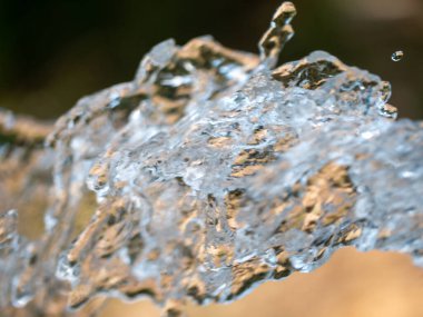 Dinamik su akışının çarpıcı yakın çekimi güzelliğini gözler önüne seriyor..