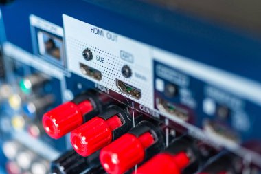 Modern bir ev sineması düzeneği olan AV ekipmanlarının karmaşık bağlantılarını araştırın..