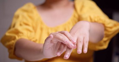 Bir çocuk el hareketlerine odaklanarak el becerisini ve koordinasyonunu arttırır..