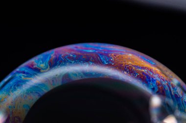 Bir sabun köpüğünün karmaşık renklerini ve şablonlarını keşfedin..