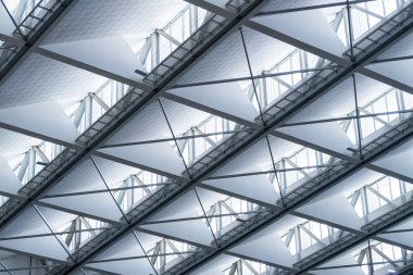 Çağdaş çatıların büyüleyici dünyasına dalın. Karmaşık geometrik tavanlar ve çarpıcı detaylarla..