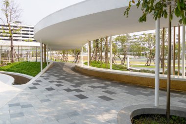 Pürüzsüz, dolambaçlı, sakin bir şehir parkı atmosferini keşfedin..