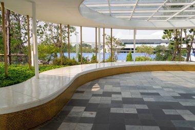 Modern bir mimari alan. Huzuru teşvik eden iç tasarımı sergileyen bir park..