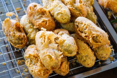 Kızarmış çerezlerin çıtır çıtır güzelliklerini keşfedin hareketli bir yerel markette canlı mutfak yaratıcılığı.