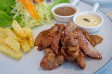 Yanları güzel ızgara tavuğun tadını çıkarın. Konforlu bir restoran ortamında aşçılık sanatını sergiliyor..