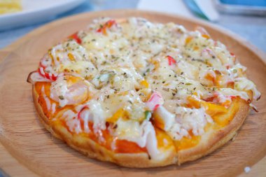 Ağız sulandıran taze sebzeli ve erimiş peynirli ev yapımı pizza..