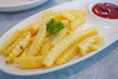 Çok güzel bir atıştırmalık ketçaplı çıtır patates kızartması..