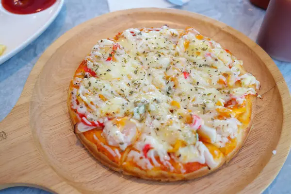 Lezzetli bir aşçılık deneyimi sunan peynirli sebze pizzasının tadını çıkarıyorum..