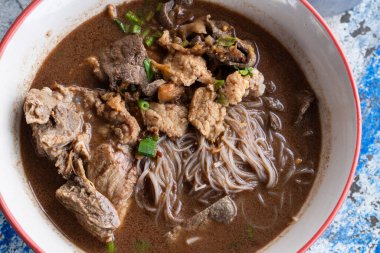 Bir kase doyurucu erişte çorbası zengin tatlar ve her yemek için mükemmel dokular sunar..