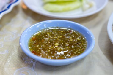 Konforlu bir restoranda servis edilen geleneksel Tayland sosunun canlı lezzetlerini ve dokularını keşfedin..