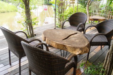 Gölün kıyısındaki huzurlu oturma alanının keyfini çıkarın. Rahatlama ve doğa değerlendirmesi için mükemmel..