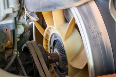 Bakım sırasında garajdaki motor bileşenlerine detaylı bir bakış.