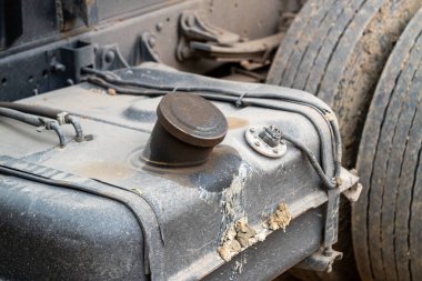 Endüstriyel bir garaj ortamında kamyon bakımının karmaşık detaylarını araştırın..