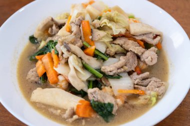 Lezzetli bir domuz eti ve taze sebze karışımı. Konforlu bir ev mutfağında mükemmel bir şekilde kızartılmış..